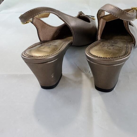 Brown shimmer sling back with buckle and bow - Picture 6 of 9